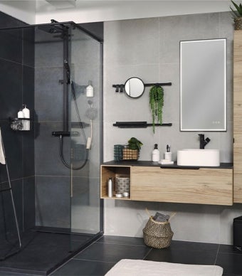 Projeto de casa de banho com módeis em madeira, base de duche, espelho vertical